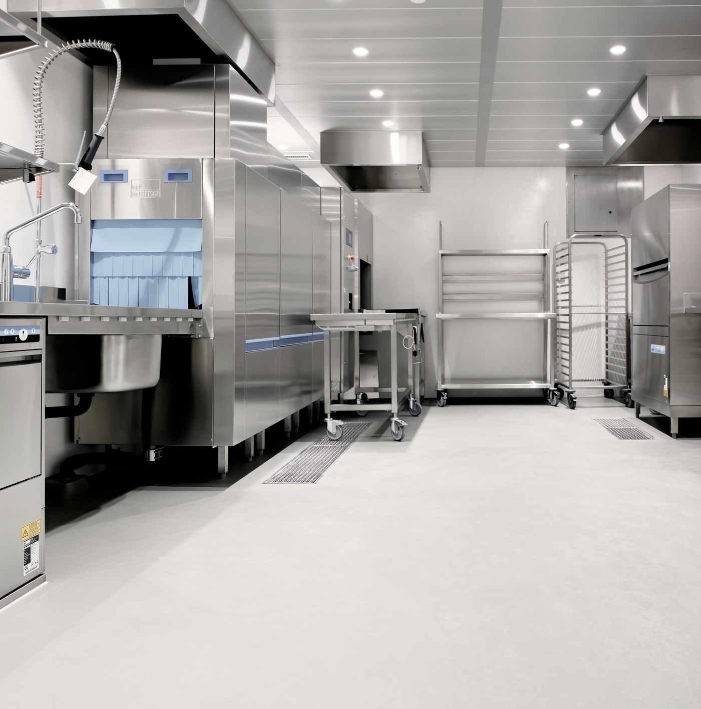 Cocina profesional de acero inoxidable, limpia y ordenada