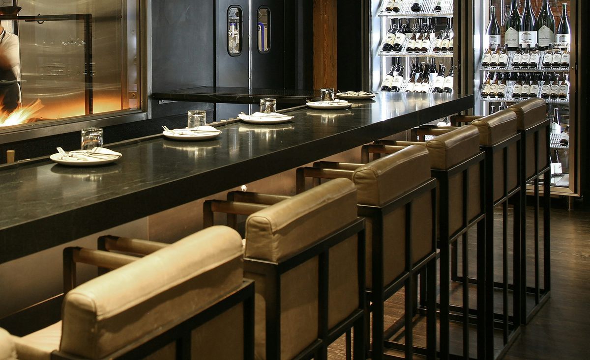 Barra y asientos con estructura de madera en un restaurante