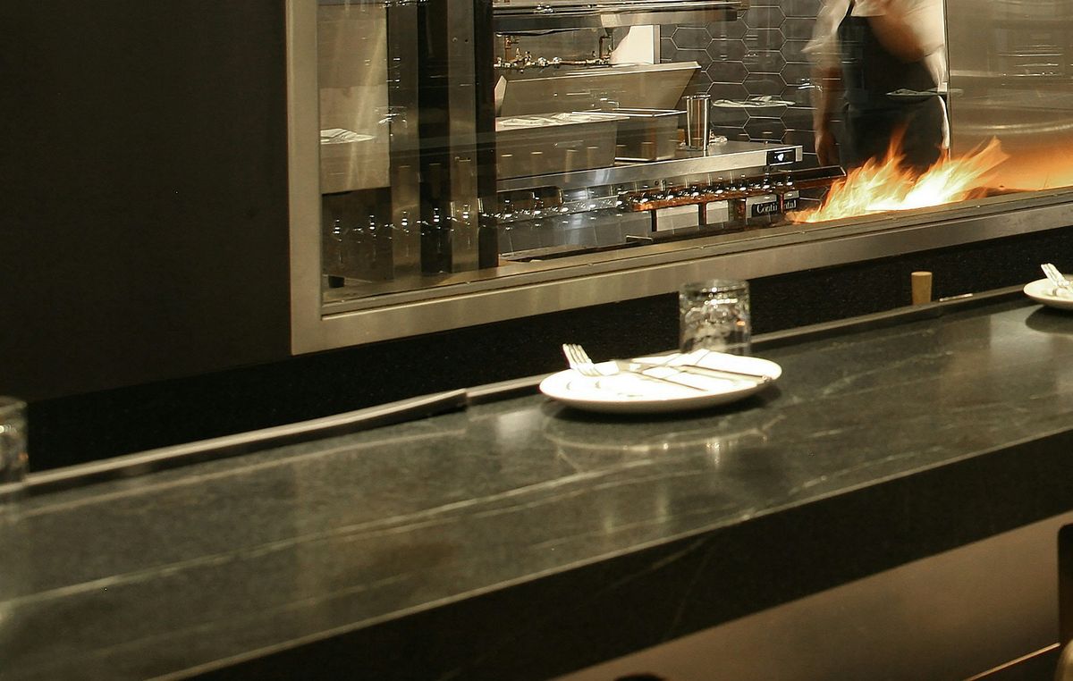 Barra de servicio frente a la cocina de un restaurante