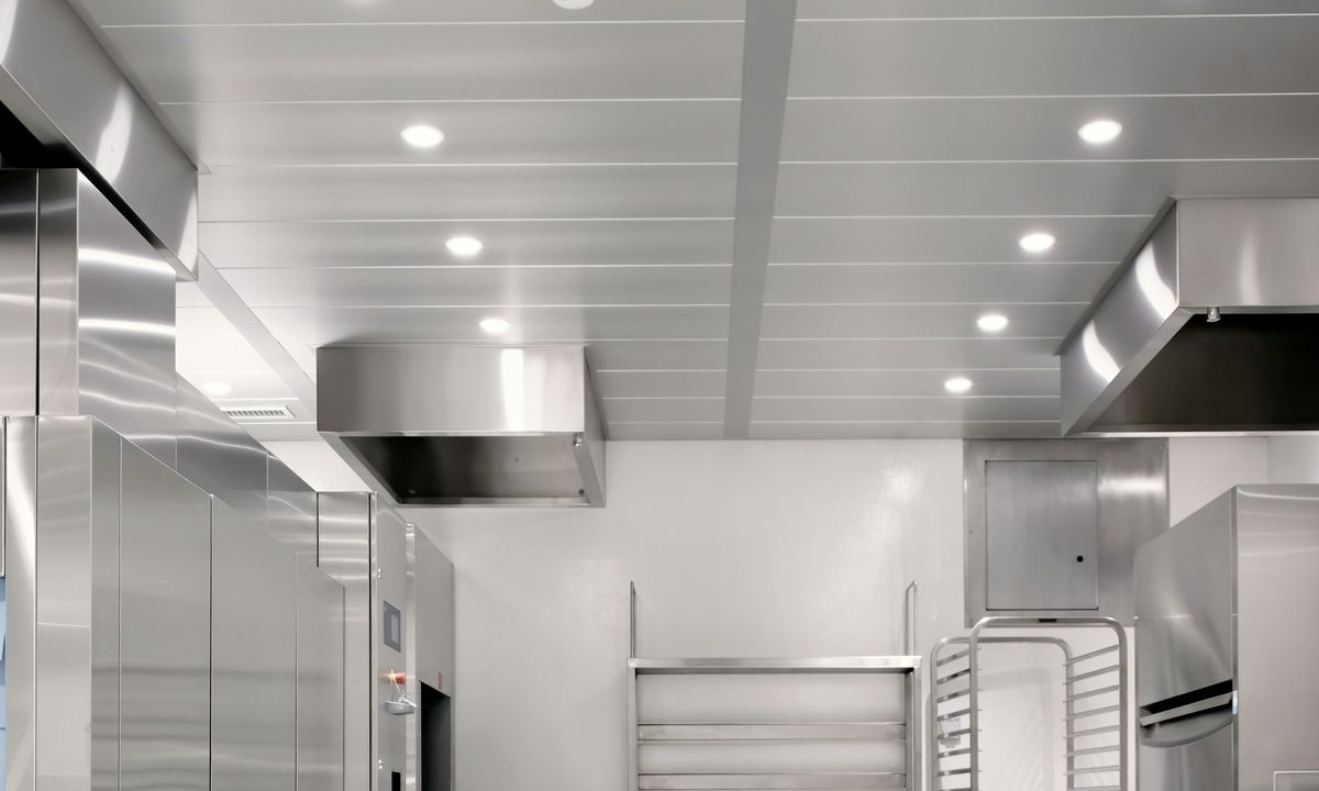 Cocina profesional de acero inoxidable, limpia y ordenada