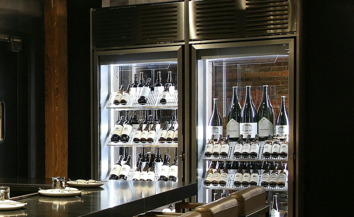 Refrigeradores de almacenamiento ordenados en un restaurante